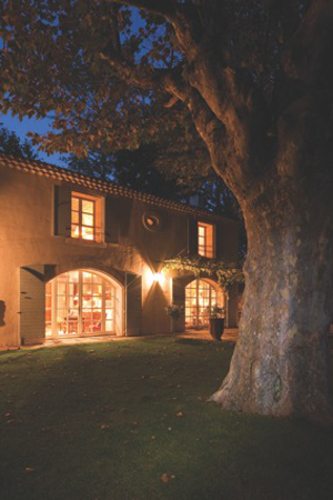 An exterior view of Mas St. Estève, a restored farmhouse in the Vaucluse region of Provençe, the contents of which Duke’s will disperse from their Dorchester rooms on March 3 in a sale entitled ‘A Provençal Dream.’ Image courtesy of Duke’s.
